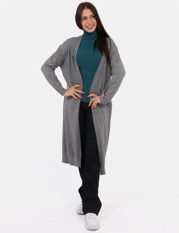 Cardigan Materica Grigio - Cardigan lungo in total grigio. Presenti tasche a toppa in tinta. La vestibilità è morbida e ampi