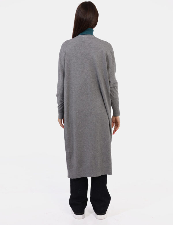 Cardigan Materica Grigio - Cardigan lungo in total grigio. Presenti tasche a toppa in tinta. La vestibilità è morbida e ampi