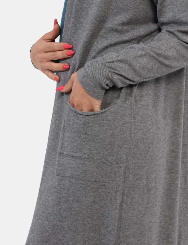 Cardigan Materica Grigio - Cardigan lungo in total grigio. Presenti tasche a toppa in tinta. La vestibilità è morbida e ampi