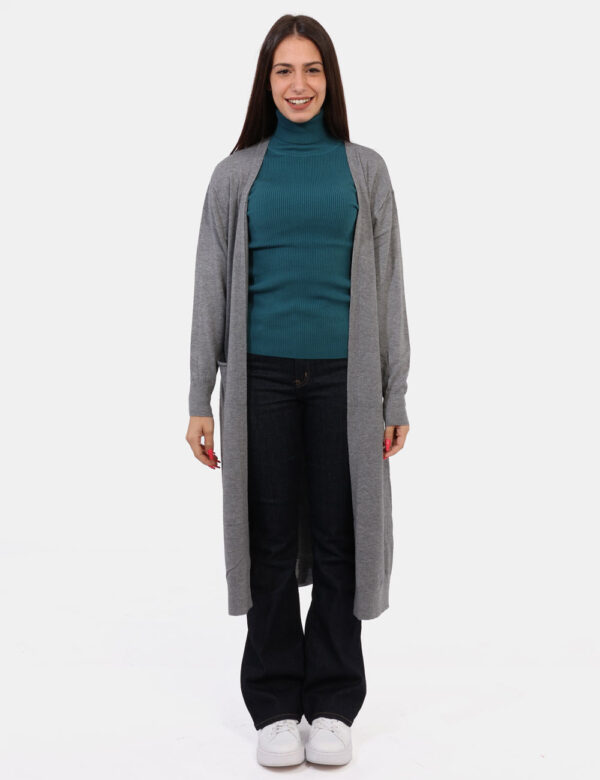 Cardigan Materica Grigio - Cardigan lungo in total grigio. Presenti tasche a toppa in tinta. La vestibilità è morbida e ampi
