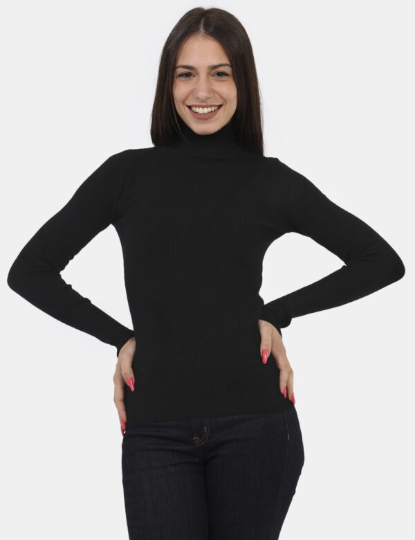 Maglia Materica Nero - Maglia a collo alto in total nero e su trama lavorata La vestibilità è morbida e regolare. La maglia
