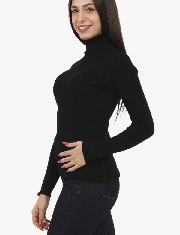 Maglia Materica Nero - Maglia a collo alto in total nero e su trama lavorata La vestibilità è morbida e regolare. La maglia