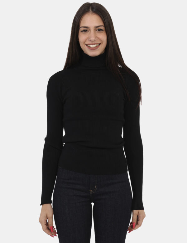Maglia Materica Nero - Maglia a collo alto in total nero e su trama lavorata La vestibilità è morbida e regolare. La maglia