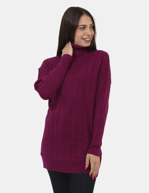 Maglione Materica Viola - Maglione lungo in total viola magenta, con trama intrecciata e collo alto. La vestibilità è morbid