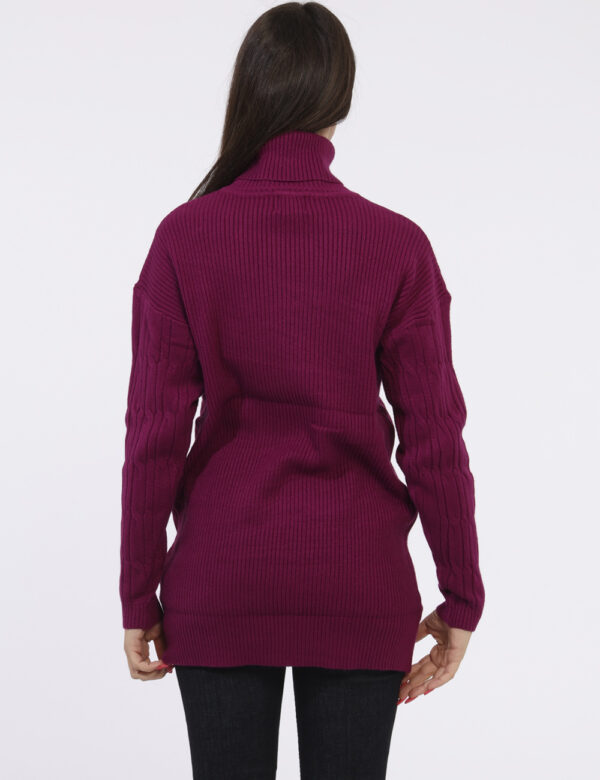 Maglione Materica Viola - Maglione lungo in total viola magenta, con trama intrecciata e collo alto. La vestibilità è morbid