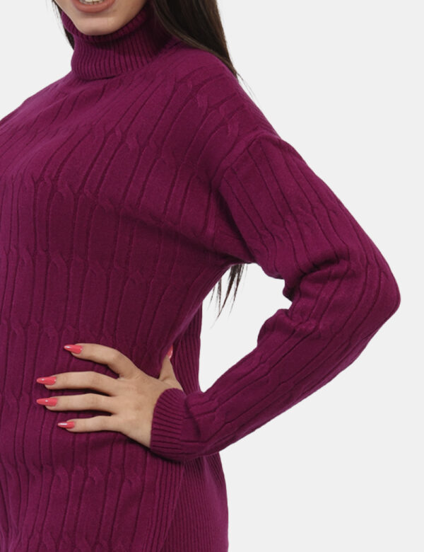 Maglione Materica Viola - Maglione lungo in total viola magenta, con trama intrecciata e collo alto. La vestibilità è morbid