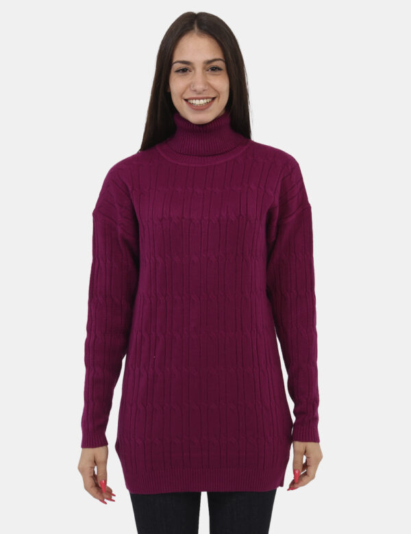 Maglione Materica Viola - Maglione lungo in total viola magenta, con trama intrecciata e collo alto. La vestibilità è morbid