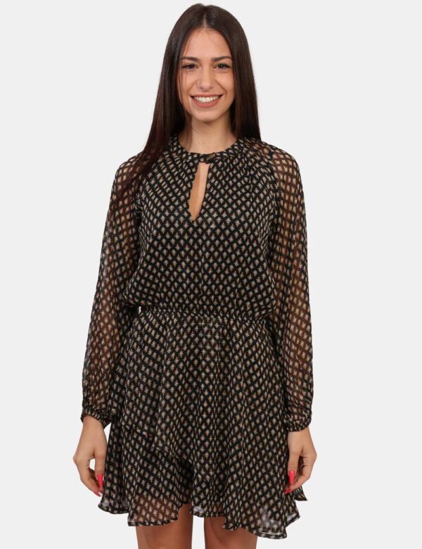 Vestito Pepe Jeans Nero - Vestito corto su base nera con stampa allover in tinta coordinata. Presenti maniche a sbuffo vela