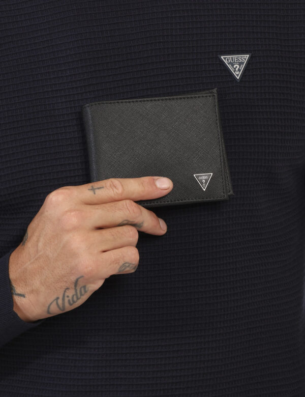 Portafogli Guess Nero - Portafoglio piatto di piccole dimensioni in cuoio e total nero brandizzato. Presente unico scomparti