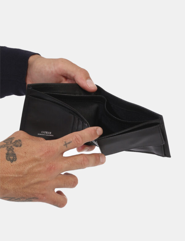 Portafogli Guess Nero - Portafoglio piatto di piccole dimensioni in cuoio e total nero brandizzato. Presente unico scomparti