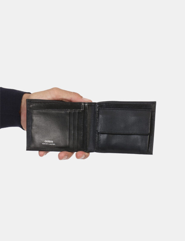 Portafogli Guess Nero - Portafoglio piatto di piccole dimensioni in cuoio e total nero brandizzato. Presente unico scomparti