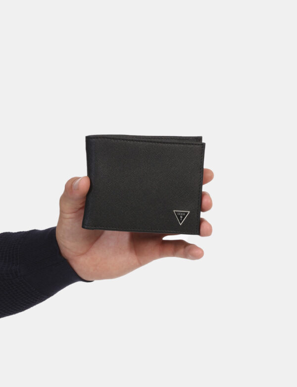 Portafogli Guess Nero - Portafoglio piatto di piccole dimensioni in cuoio e total nero brandizzato. Presente unico scomparti