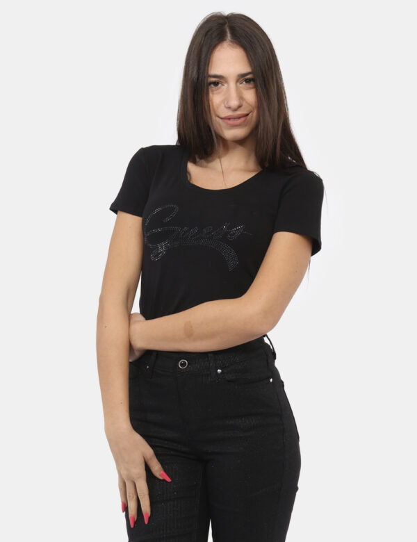 T-shirt GUESS Nero - T-shirt in total nero con logo brand in glitter. La vestibilità è morbida e regolare. La t-shirt è adat