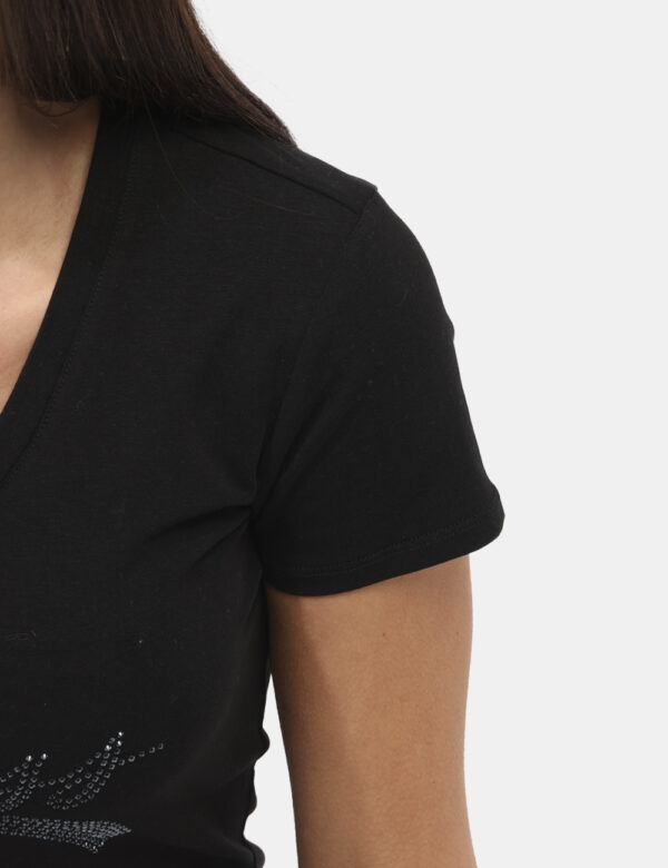 T-shirt GUESS Nero - T-shirt in total nero con logo brand in glitter. La vestibilità è morbida e regolare. La t-shirt è adat