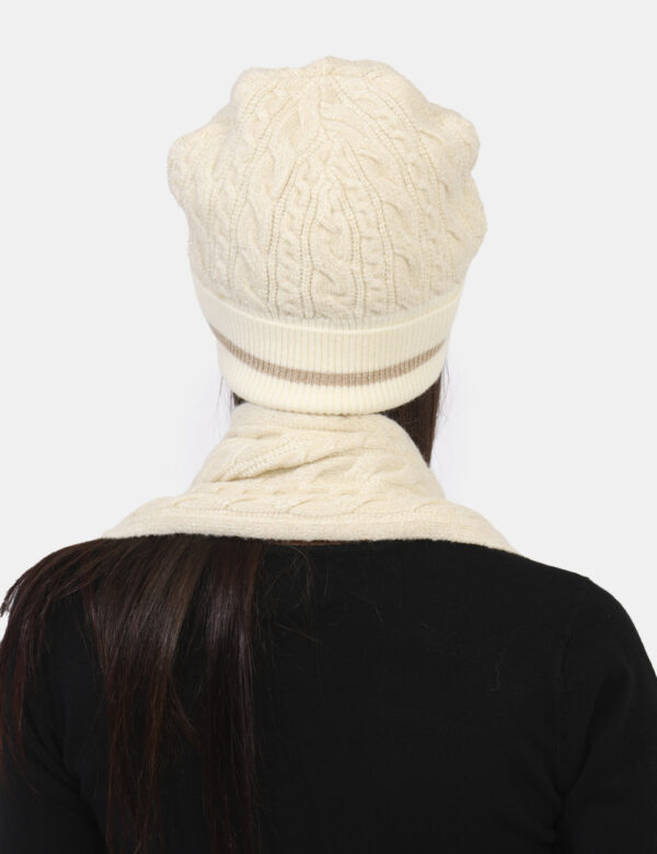 Cappello e sciarpa Yes Zee Bianco - Completo cappello più sciarpa in total bianco avorio con filo lurex più logo brand. La v
