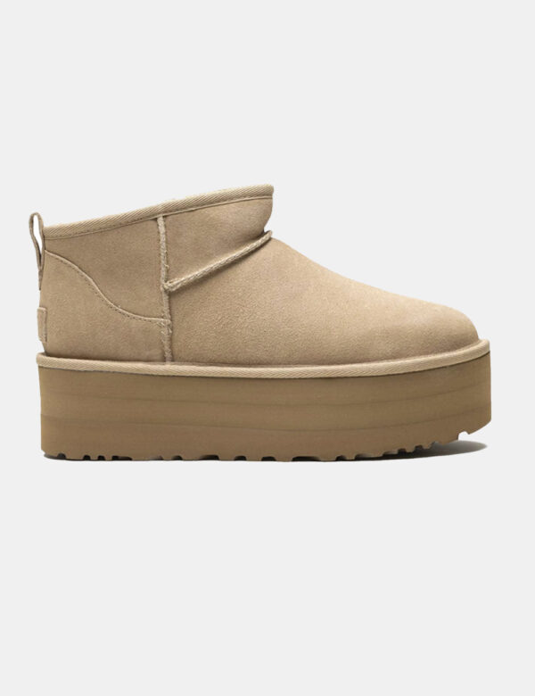Stivaletti Ugg Beige - Stivaletti morbidi in tessuto scamosciato total beige e suola alta. Presente interno in fake fur che
