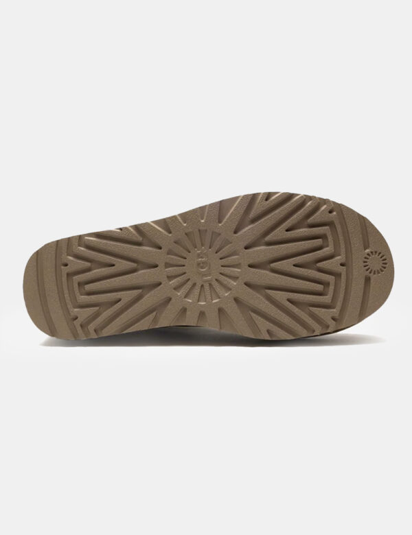 Stivaletti Ugg Beige - Stivaletti morbidi in tessuto scamosciato total beige e suola alta. Presente interno in fake fur che