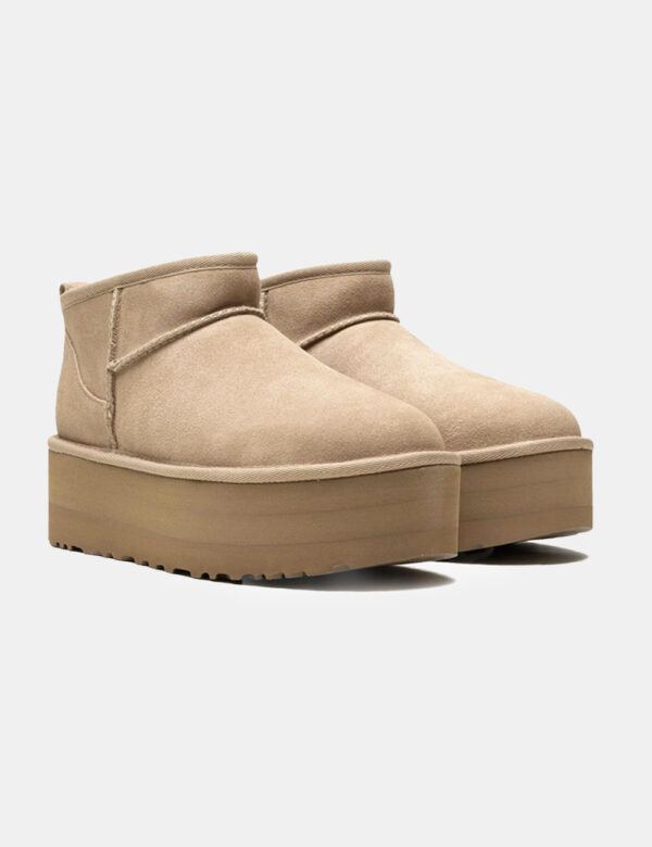 Stivaletti Ugg Beige - Stivaletti morbidi in tessuto scamosciato total beige e suola alta. Presente interno in fake fur che