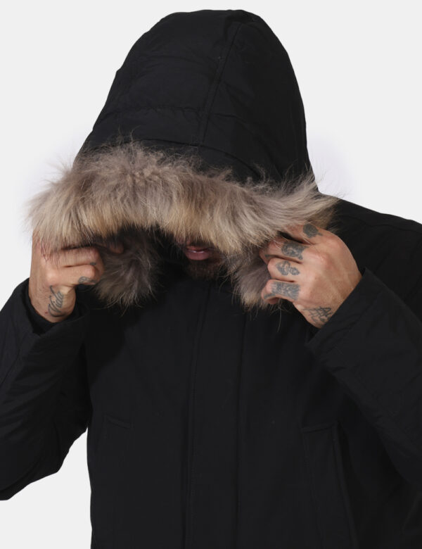 Giaccone Woolrich Nero - Giaccone in total nero con cappuccio arricchito da fake fur. Presenti tasche a taglio più tasche co