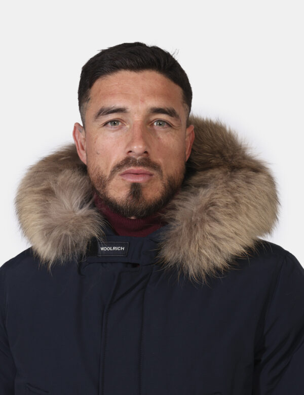 Giaccone Woolrich Blu - Giaccone in total blu navy con cappuccio arricchito da fake fur. Presenti tasche a taglio più tasche