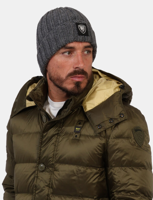 Cappello Blauer Grigio - Cappello modello berretto in total grigio con risvoltino e patch nero logo brand. La vestibilità è
