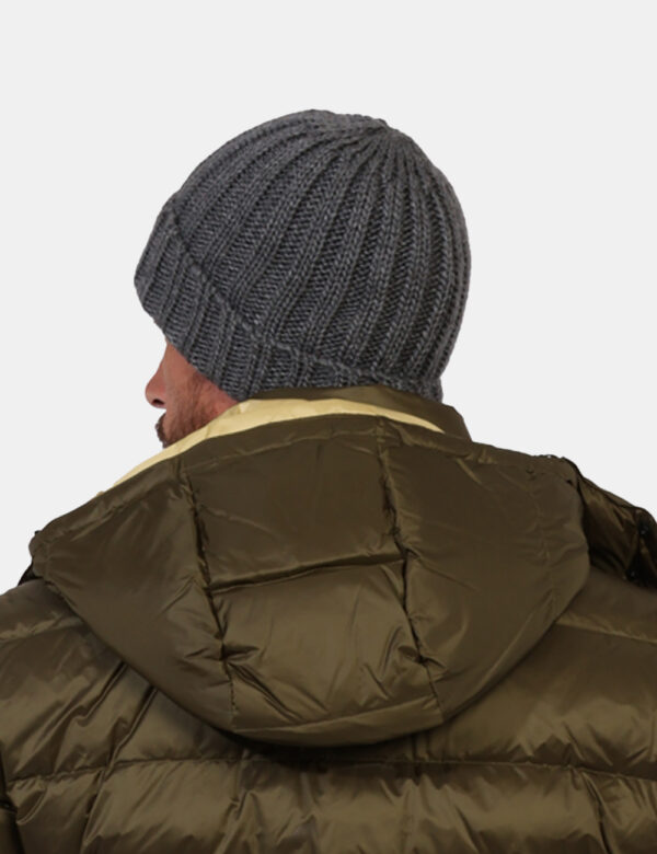 Cappello Blauer Grigio - Cappello modello berretto in total grigio con risvoltino e patch nero logo brand. La vestibilità è