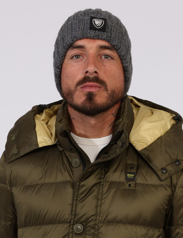 Cappello Blauer Grigio - Cappello modello berretto in total grigio con risvoltino e patch nero logo brand. La vestibilità è