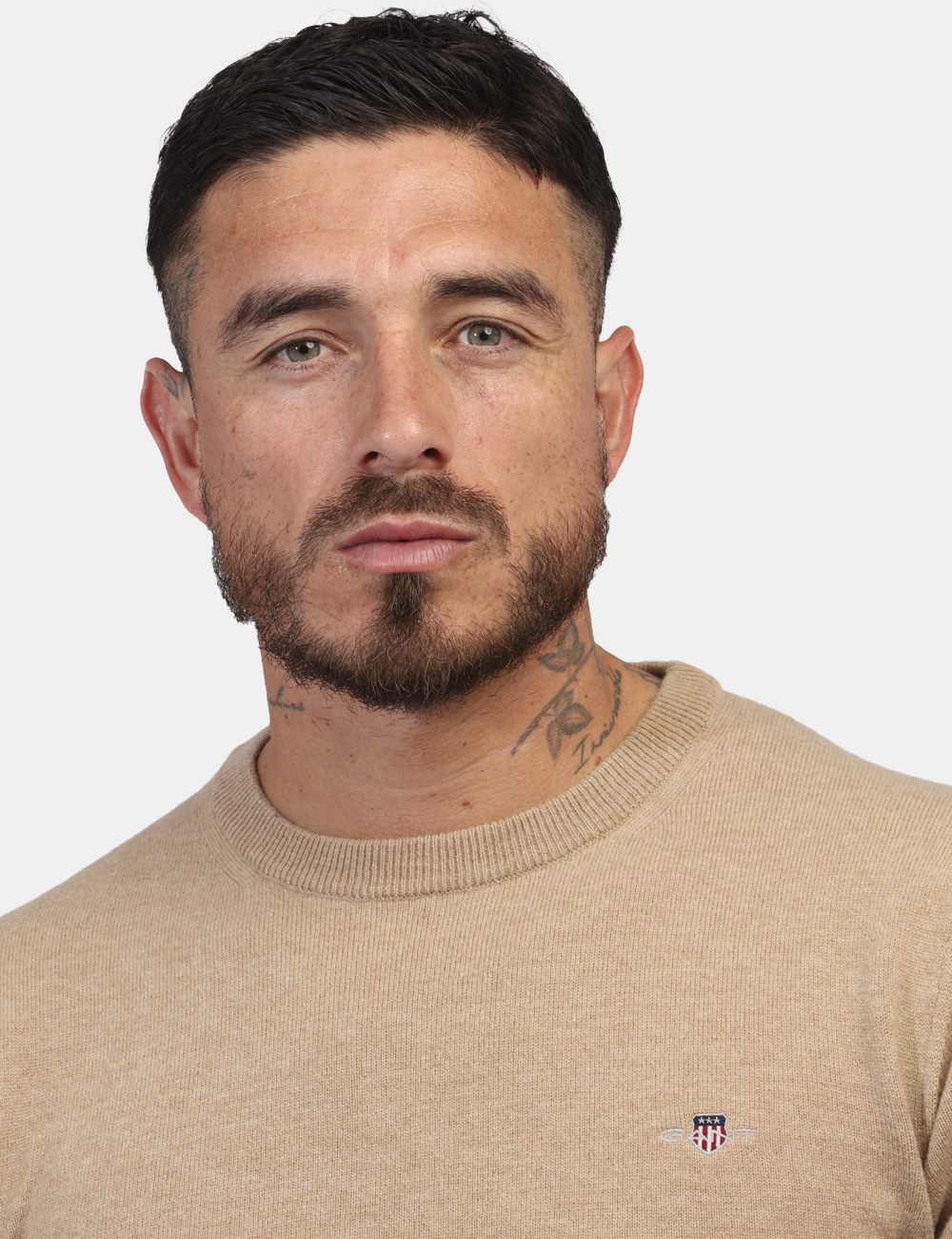 87211-SV_DARK-KHAKI_AI24_4 Maglione Gant Marrone - Maglione con girocollo classico in total beige scuro con piccolo logo ad altezza cuore. La vestibili