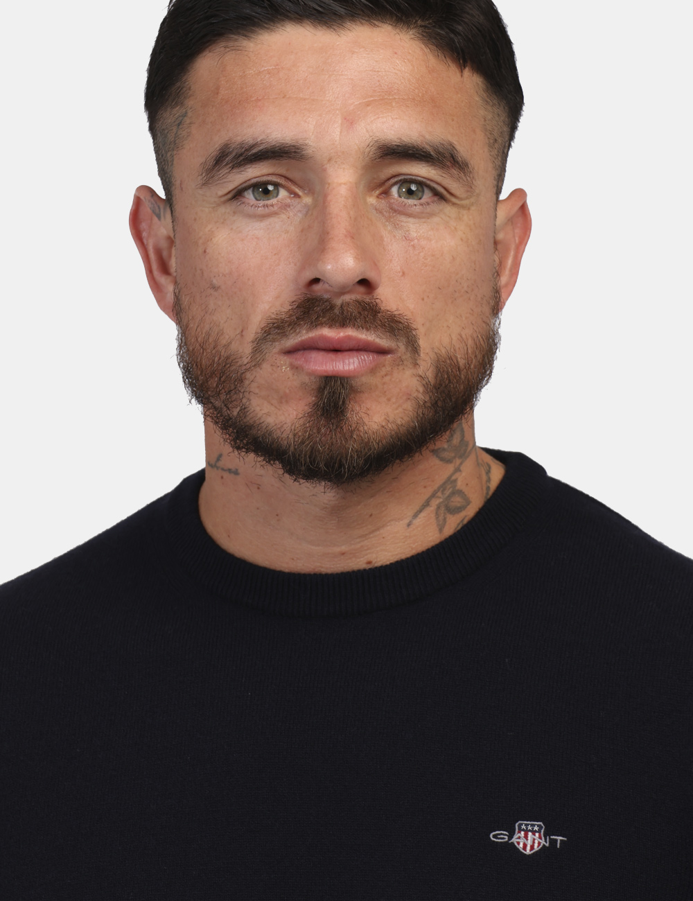 87211-SV_EVENING-BLUE_AI24_4 Maglione Gant Blu - Maglione con girocollo classico in total blu navy con piccolo logo ad altezza cuore. La vestibilità è mo