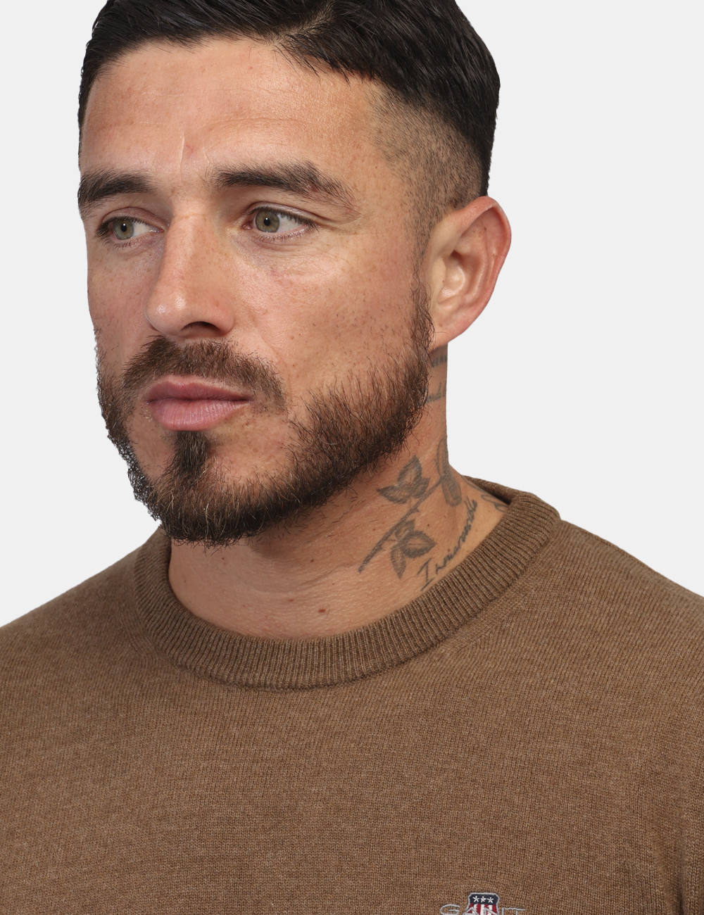 87211-SV_WARM-KHAKI_AI24_4 Maglione Gant Marrone - Maglione con girocollo classico in total marrone cachi con piccolo logo ad altezza cuore. La vestibi