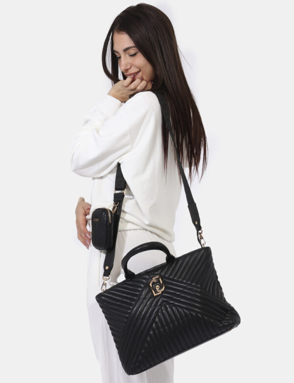 Borsa Liu-Jo Nero - Borsa a tracolla di medie dimensioni in total nero trapuntato con dettagli dorati. La bag si compone di
