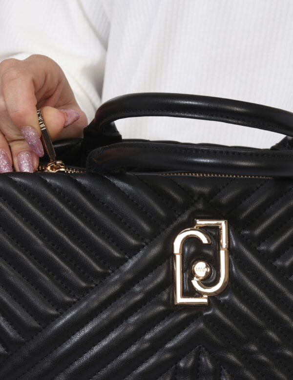 Borsa Liu-Jo Nero - Borsa a tracolla di medie dimensioni in total nero trapuntato con dettagli dorati. La bag si compone di