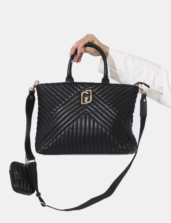 Borsa Liu-Jo Nero - Borsa a tracolla di medie dimensioni in total nero trapuntato con dettagli dorati. La bag si compone di