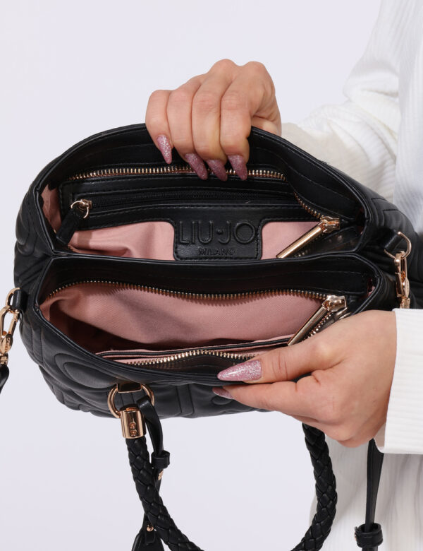 Borsa Liu-Jo Nero - Borsa a tracolla di medie dimensioni in total nero trapuntato con dettagli dorati. La bag si compone di