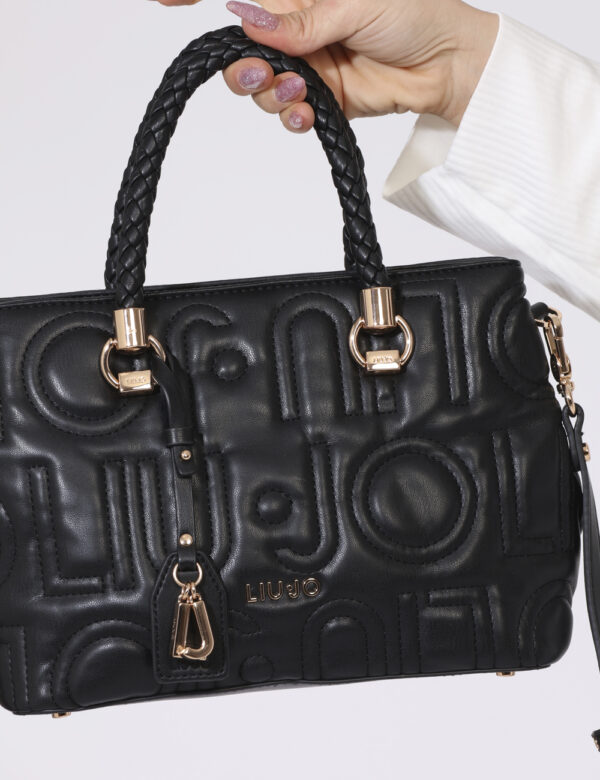 Borsa Liu-Jo Nero - Borsa a tracolla di medie dimensioni in total nero trapuntato con dettagli dorati. La bag si compone di