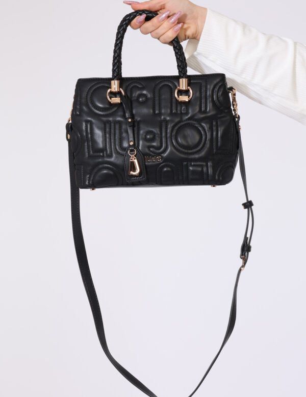 Borsa Liu-Jo Nero - Borsa a tracolla di medie dimensioni in total nero trapuntato con dettagli dorati. La bag si compone di