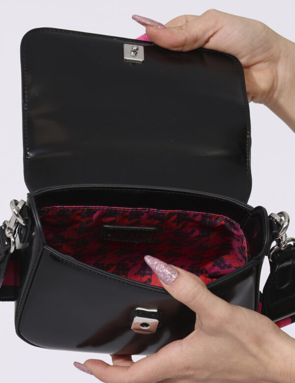 Borsa Liu-Jo Nero - Borsa modello pochette in total nero lucido con logo brand marrone. L'interno è composto da unico scompa