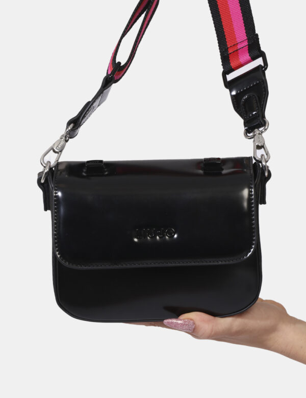 Borsa Liu-Jo Nero - Borsa modello pochette in total nero lucido con logo brand marrone. L'interno è composto da unico scompa