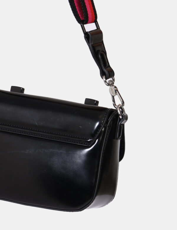 Borsa Liu-Jo Nero - Borsa modello pochette in total nero lucido con logo brand marrone. L'interno è composto da unico scompa