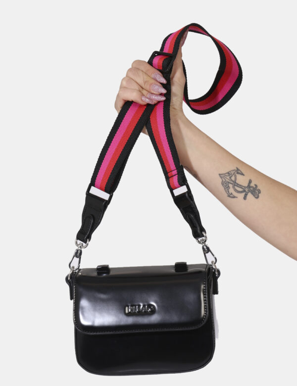 Borsa Liu-Jo Nero - Borsa modello pochette in total nero lucido con logo brand marrone. L'interno è composto da unico scompa