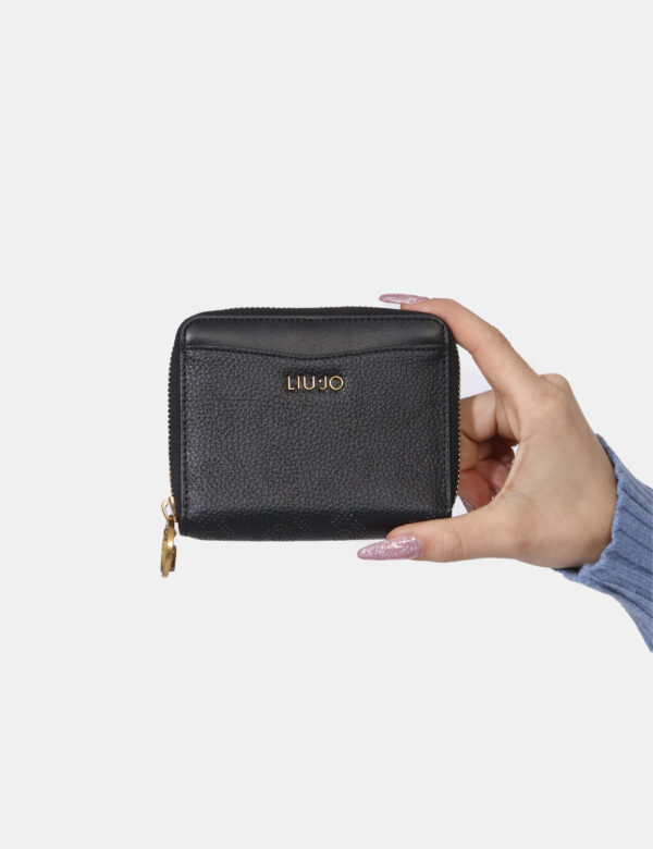Borsa Liu-Jo Nero - Portafoglio di piccole dimensioni in total nero. Presente unico scompartimento con chiusura a zip più va