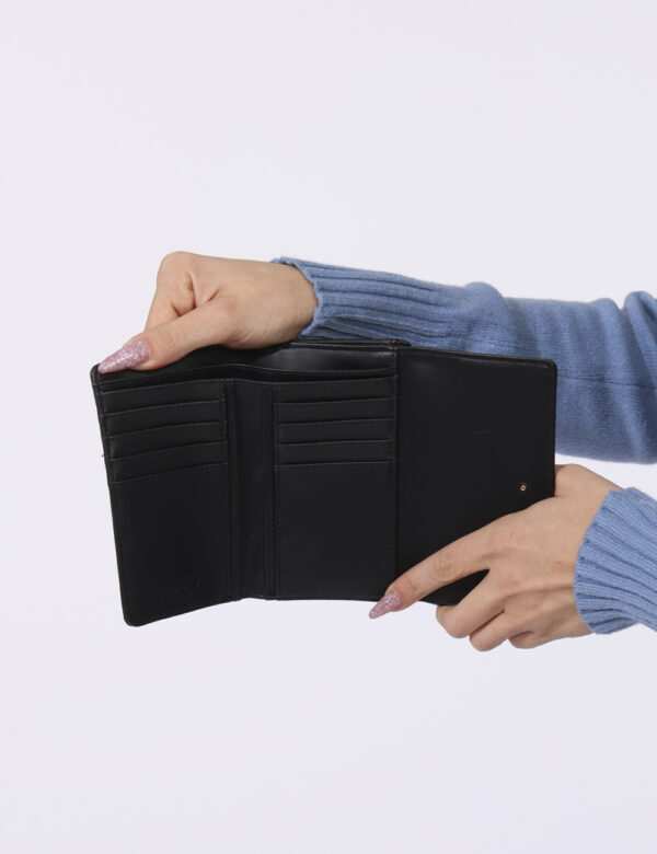 Portafogli Liu-Jo Nero - Portafoglio di medie dimensioni in total nero. Presente scompartimento con chiusura a bottone più v