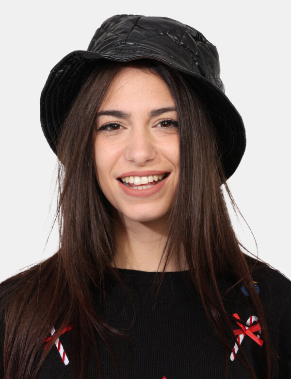 Cappello Concept83 Nero - Cappello modello alla pescatora in total nero impermeabile sull'esterno ed in tessuto interno. L'i