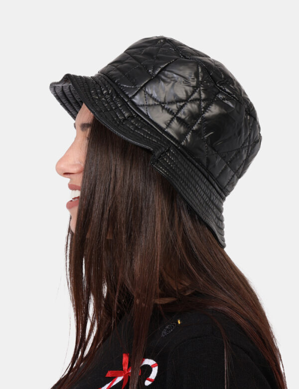 Cappello Concept83 Nero - Cappello modello alla pescatora in total nero impermeabile sull'esterno ed in tessuto interno. L'i