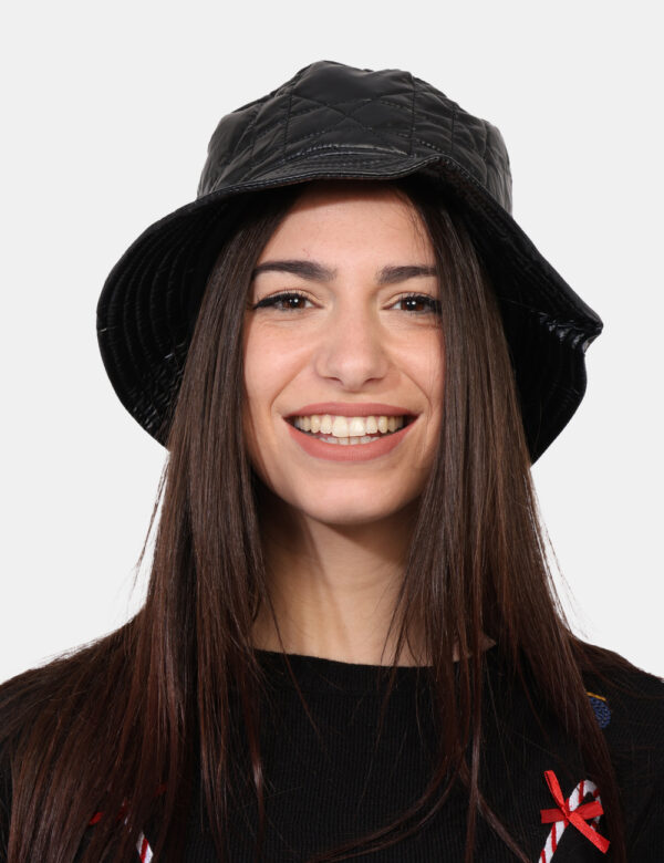 Cappello Concept83 Nero - Cappello modello alla pescatora in total nero impermeabile sull'esterno ed in tessuto interno. L'i
