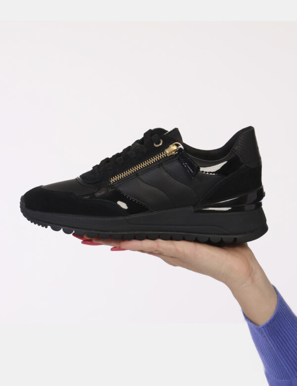 Sneakers Geox Nero - Sneakers in total nero con richiami nero lucido. La calzata è morbida e confortevole grazie a lacci in
