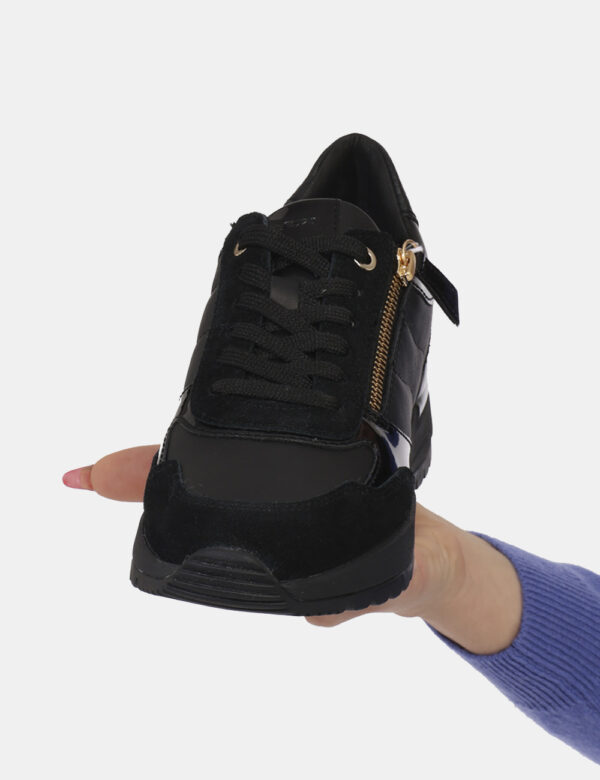 Sneakers Geox Nero - Sneakers in total nero con richiami nero lucido. La calzata è morbida e confortevole grazie a lacci in