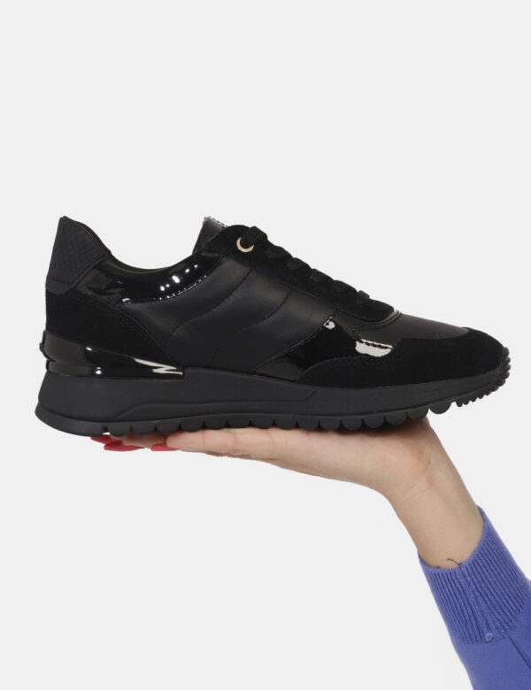 Sneakers Geox Nero - Sneakers in total nero con richiami nero lucido. La calzata è morbida e confortevole grazie a lacci in