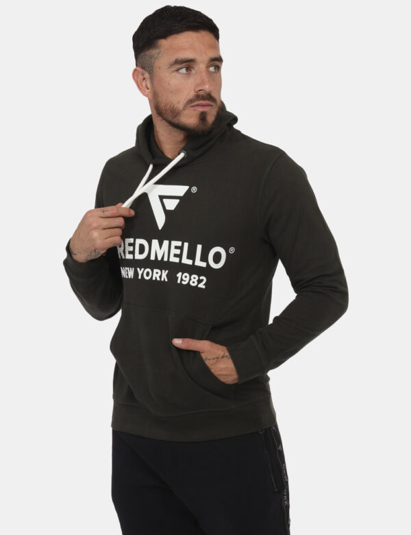 Felpa Fred Mello Verde - Felpa classica con cappuccio in total verde scuro con stampa grande logo brand bianco. Presente anc