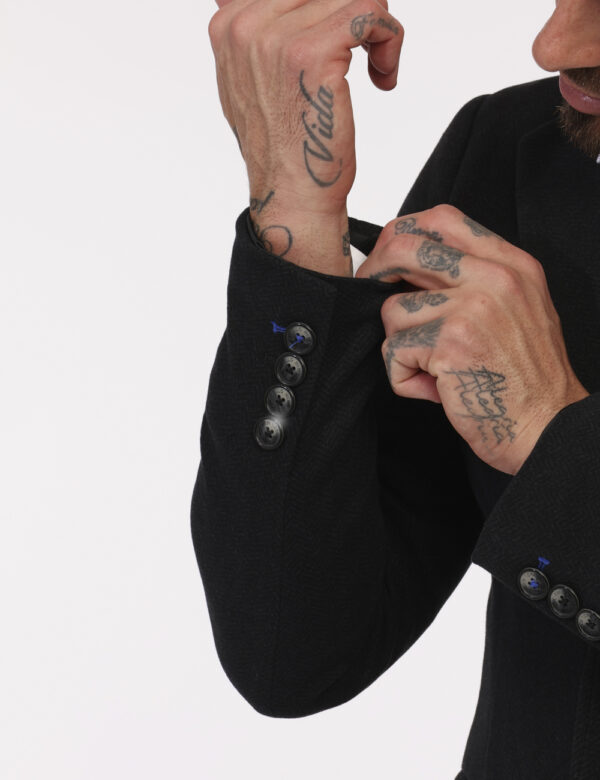 Giacca Fred Mello Nero - Giacca in total nero ed in tessuto spesso con fake tasche a taglio. La vestibilità è morbida e prat